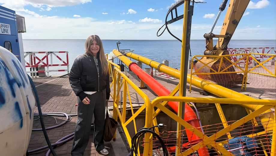 Carolina Sosa, presidente de Bombas Pivas, junto al producto. Foto: gentileza.