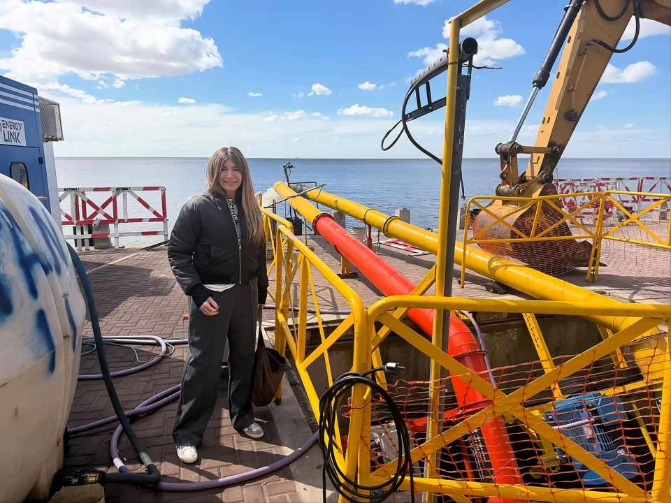 Carolina Sosa, presidenta de Bombas Pivas, junto al producto.
