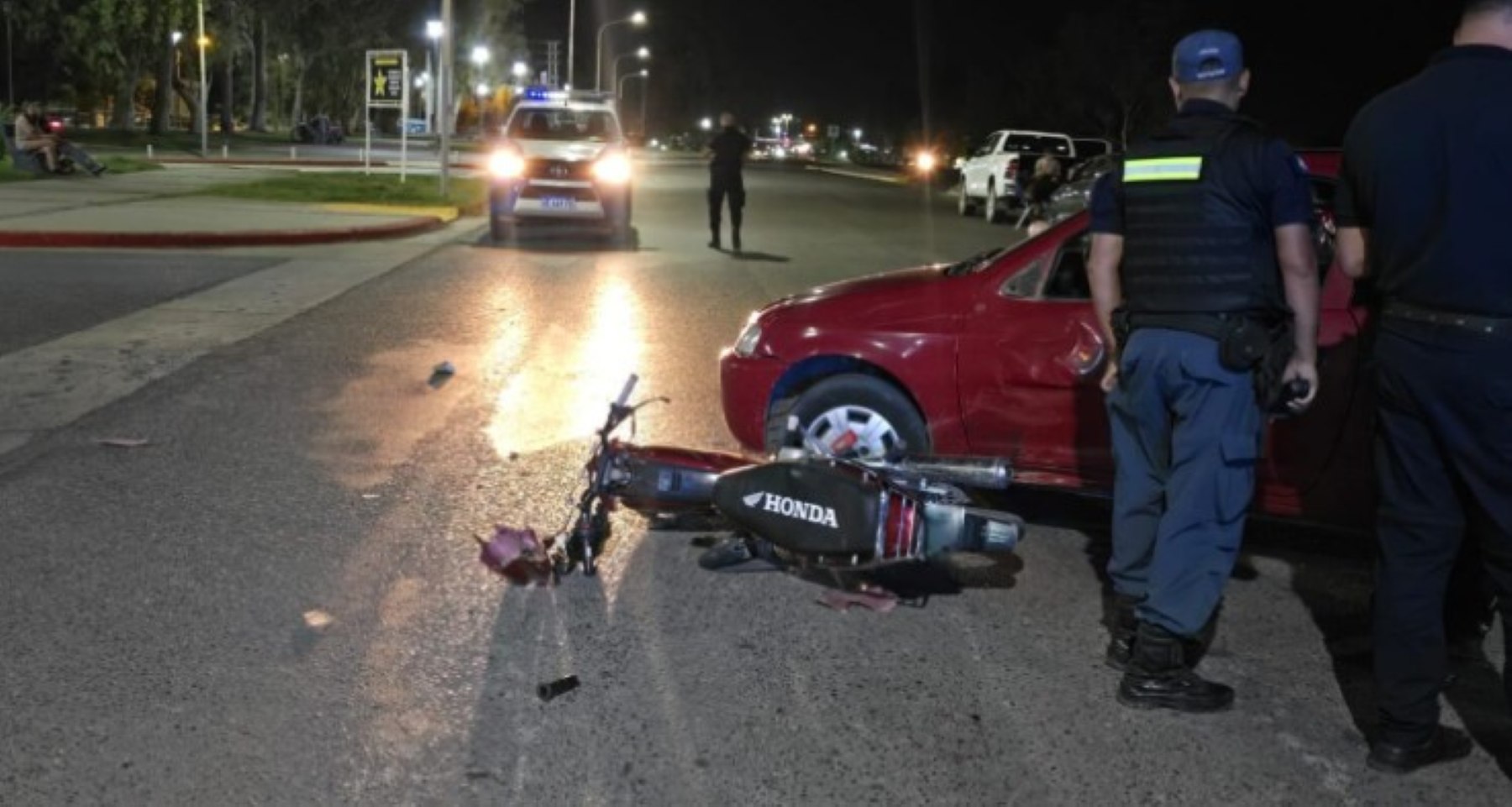 Fuerte choque entre una moto y un auto frente a una plaza de Centenario ...