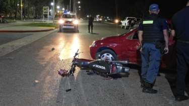 Fuerte choque entre una moto y un auto frente a una plaza de Centenario: un joven fue hospitalizado