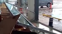 Imagen de Destrozos en estación de servicio de Chichinales por temporal de lluvia y granizo: «Fue algo inusual»