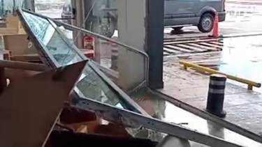 Destrozos en estación de servicio de Chichinales por temporal de lluvia y granizo: «Fue algo inusual»