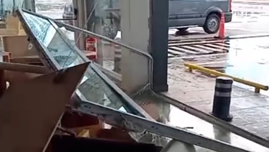 Daños en un servicompras de YPF Chichinales. Foto: captura.