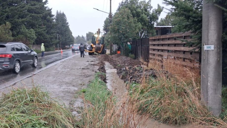 Cuadrillas y maquinaria municipal de Bariloche trabajó ante anegamientos por las lluvias. Gentileza Municipalidad