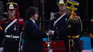 Javier Milei entregó el sable de San Martín a los Granaderos en San Lorenzo: «La libertad es inclaudicable»