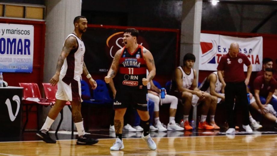 Cáceres la rompió y llegó hasta 32 puntos en la gran victoria del Depo. (Marcos Aramburu)