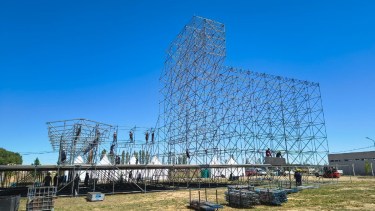 Video y fotos | Fiesta de la Manzana 2026: ¡Mirá! así avanza el armado del escenario principal en el predio de Roca