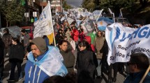 Imagen de Una multitud rechazó en Bariloche la reforma laboral impulsada por Milei