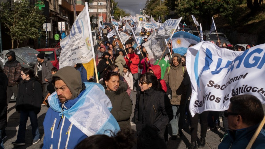 Los manifestaron caminaron varias cuadras hasta el Centro Cívico de Bariloche, donde hizo el acto. (foto Marcelo Martínez)