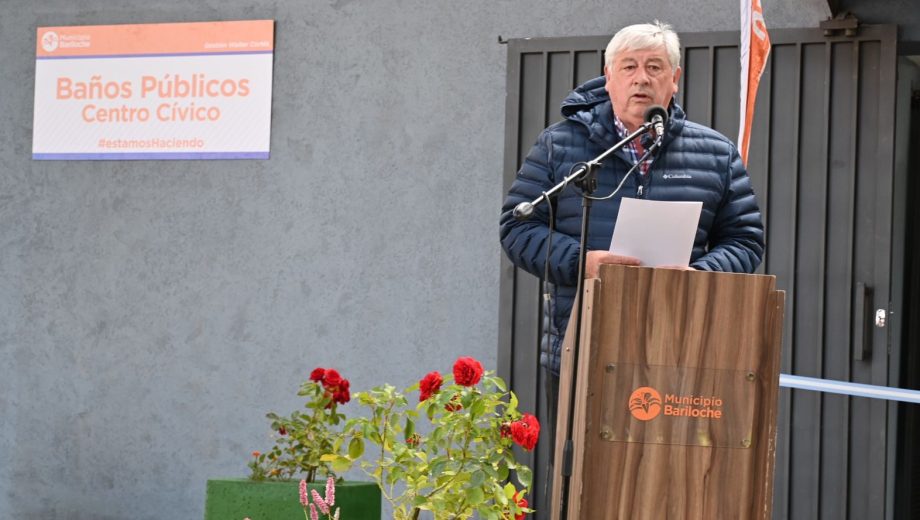 El intendente de Bariloche, Walter Cortés, inauguró este miércoles los baños públicos ubicados en la zona del Centro Cívico de la ciudad. (Foto Alfredo Leiva)