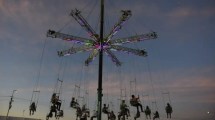 Imagen de Sillas voladoras a 50 metros y vistas de 360º de Neuquén, una experiencia gratuita y de adrenalina en la Fiesta de la Confluencia 2026