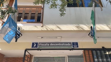 Entraron a robar, golpearon al dueño y volvieron para incendiar su casa en Cinco Saltos: hay dos imputados