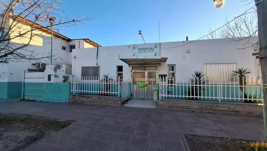 Ex edificio del Hospital Carlos Rais en Fernández Oro. (Foto: gentileza).