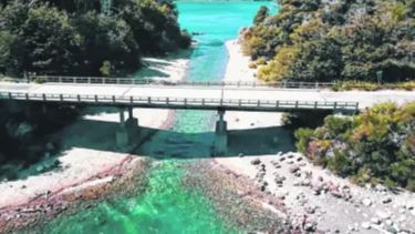 Un policía rescató a dos turistas en un arroyo en Bariloche: iban caminando hasta que no pudieron salir del agua