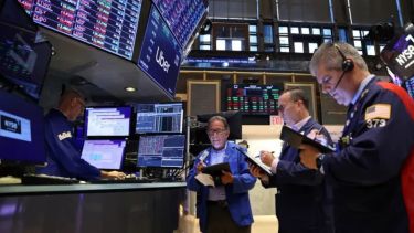 El riesgo país se aferró a los 500 puntos este martes y las acciones argentinas cayeron hasta 6% en Wall Street