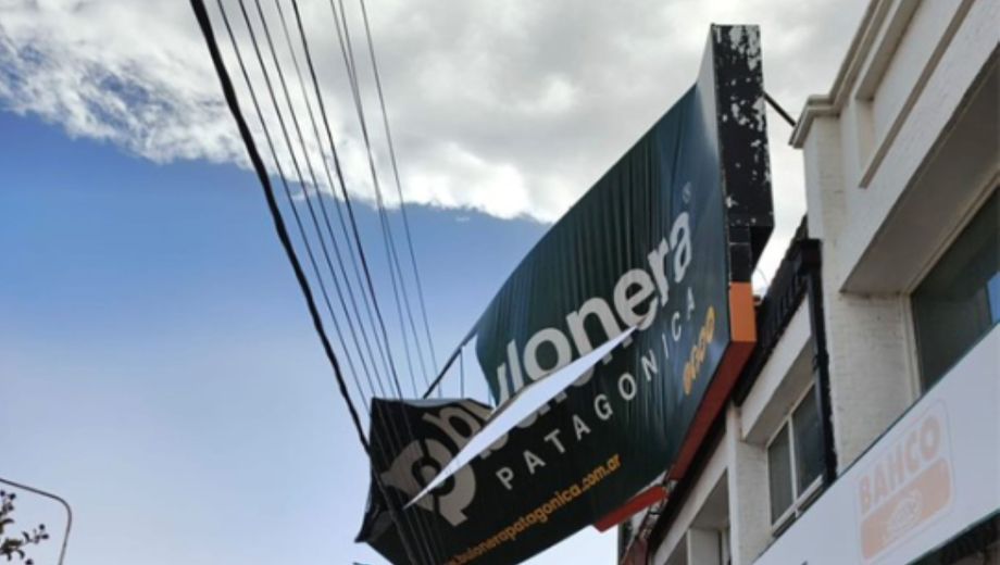 Así quedó colgado un cartel arriba del tendido eléctrico en Neuquén. Foto: Gentileza Calf.