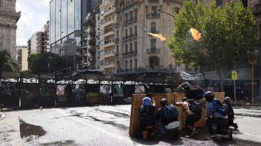 Tensión y violencia fuera del Congreso en la marcha contra la reforma laboral: hay heridos y detenidos