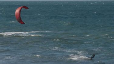 Murió un hombre de 55 años mientras hacía kitesurf en San Antonio Oeste: salió del agua y se descompensó