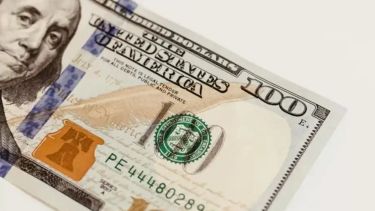 ¿Tocó piso? El dólar rebotó este martes, mientras que el riesgo país tocó máximos en más de un mes