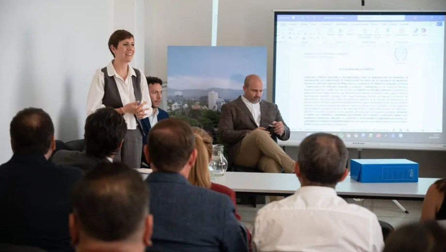 La ministra de Energía y Ambiente, Jimena Latorre, encabez el actó de licitación.m 