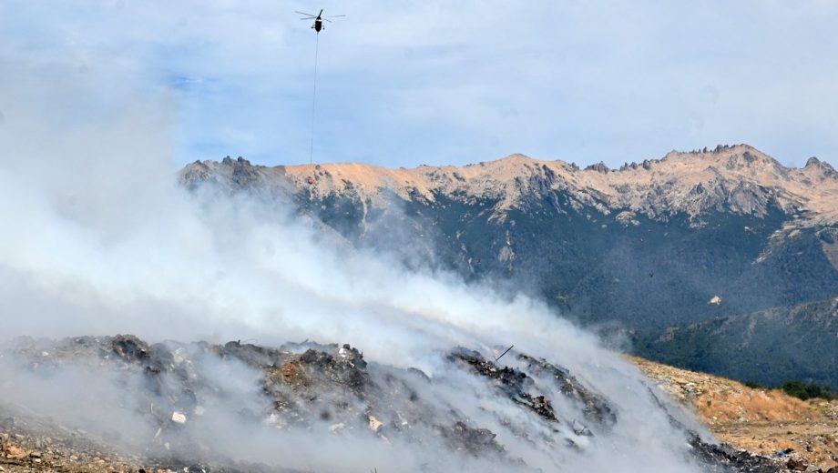 El incendio en el basural de Bariloche genera humo denso. Trabaja el helicóptero del Splif. Foto: archivo