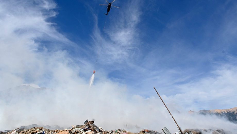 El incendio en el basural de Bariloche genera humo denso. Trabaja el helicóptero del Splif. Foto: Chino Leiva