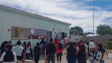 Inicio de clases en escuelas rurales de Río Negro: acto oficial en Mencué y alto presentismo docente