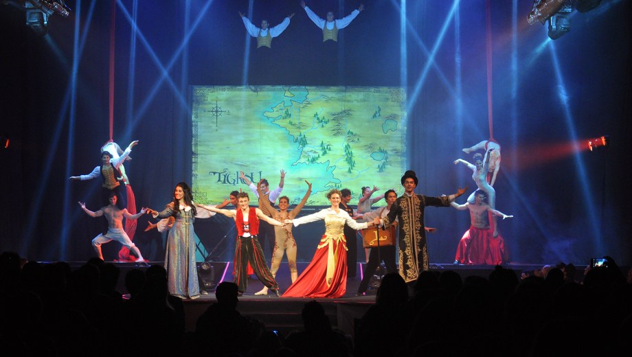 La obra está inspirada en el universo de Cirque du Soleil con catorce artistas en escena. 