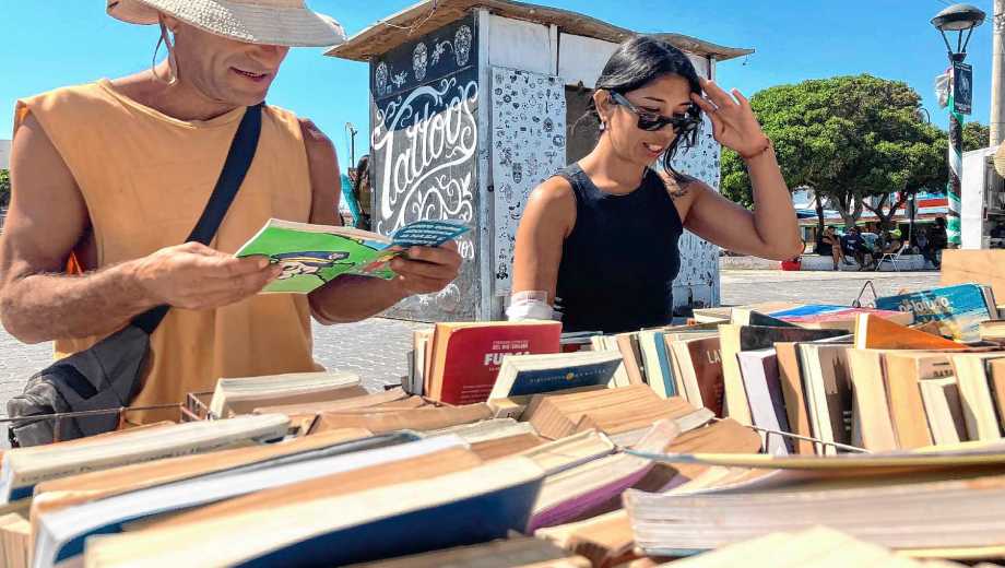 Adrián vende libros usados en Las Grutas. Foto: Luciano Cutrera