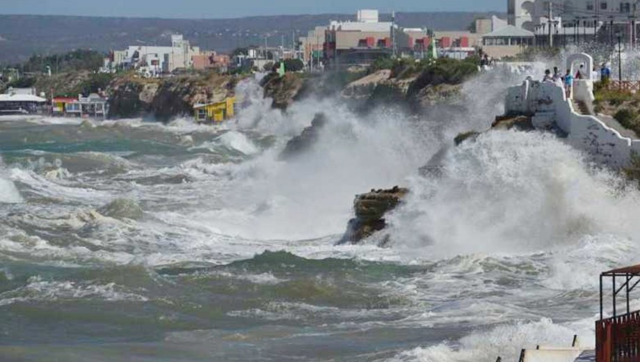 Mareas extraordinarias en Las Grutas.-