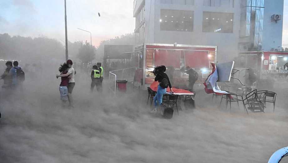 El Alto Valle bajo alerta por viento. Foto: Juan Thomes