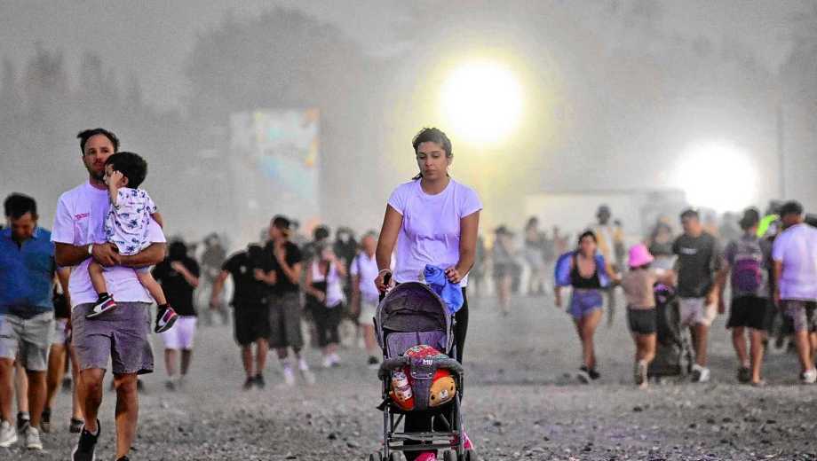 El domingo se suspendió por viento  la última fecha de la Fiesta de la Confluencia 2026.  Foto: Cecilia Maletti. 