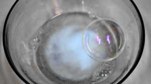 Burbujas que levitan, la nueva experiencia para hacer con los más chicos