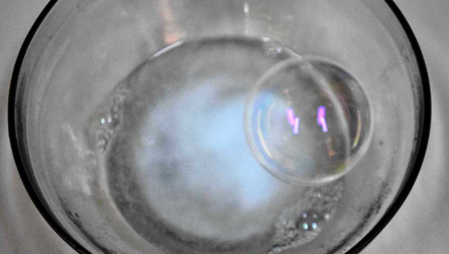 Burbujas que levitan, la nueva experiencia para hacer con los más chicos. Foto: Matías Subat