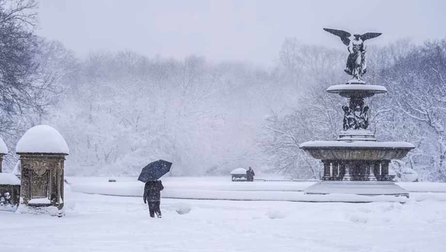 Personas caminan por Bethesda Terrace en Central Park el 23 de febrero de 2026 en Nueva York. Foto: CNN Estados Unidos.-