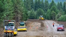 Imagen de Ya trabajan en el asfalto de la ruta que dividió a una villa turística de Neuquén y que ampliará Siete Lagos