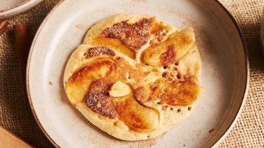 El maestro Osvaldo Gros nos comparte su receta de panqueques de manzana en pocos minutos
