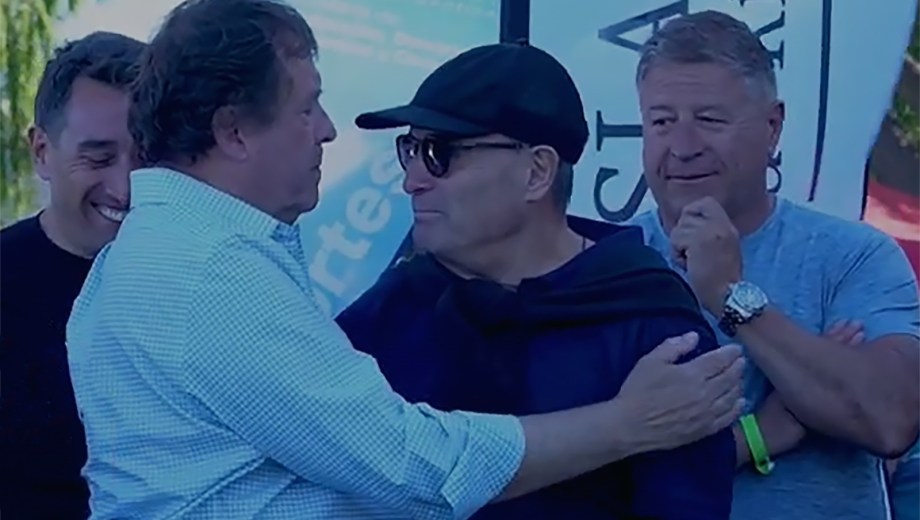 En siete meses, el único contacto entre el gobernador y el vicegobernador, el 18 de enero, en la premiación de la Regata del río Negro. Foto: Gentileza.