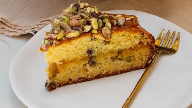 Torta de duraznos, pistachos y aceite de oliva: aromática, esponjosa y deliciosa