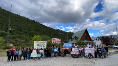 Reclamaron en la Ruta 40 por el edificio de la escuela agropecuaria de El Manso