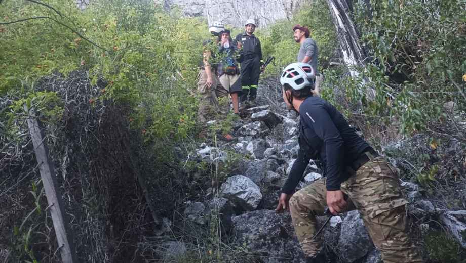 El hombre fue localizado de noche tras hacer señales de luz desde la ladera. Foto: Policía de Río Negro.