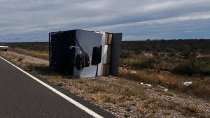 Vuelco en la Ruta 250: viajaba a Las Grutas, intentó sobrepasar un camión y terminó perdiendo una casilla