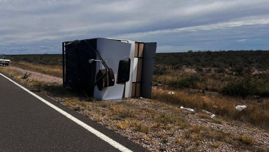 Vuelco sobre la Ruta 250. Foto: Radio Municipal 96.5