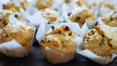 Scons salados de cebolla y aceitunas: ideales para el mate o picadas