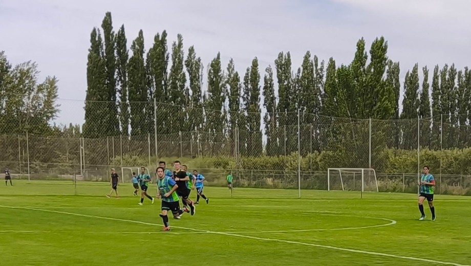 Un hombre murió durante un partido de fútbol amateur. 