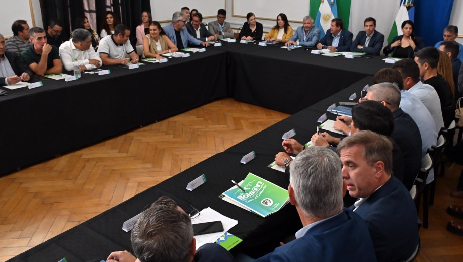 El gobernador Alberto Weretilneck reunió a los intendentes de toda la provincia por el reparto de la coparticipación
Foto: Marcelo Ochoa