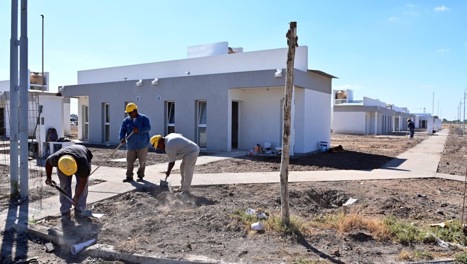 En el predio los trabajadores realizan los últimos retoques para una próxima entrega. Foto: Marcelo Ochoa.