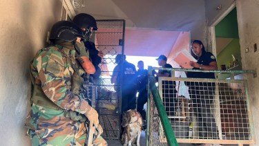 Allanamientos simultáneos en dos barrios de Viedma dan con armas y municiones