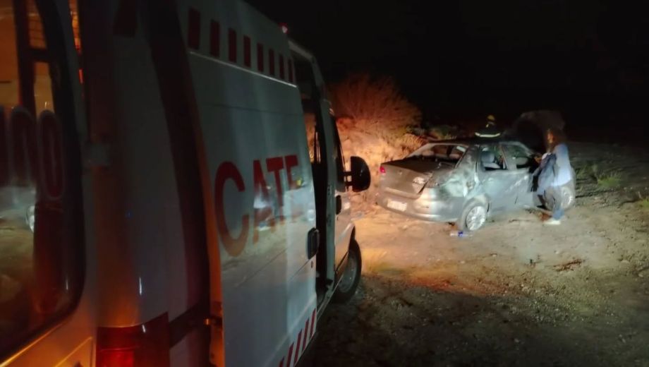 Vuelco en la Ruta 237. Foto: Bomberos Voluntarios De Piedra del Águila 