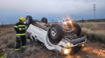 Imagen de Vuelco sobre la Ruta 237, cerca de Picún Leufú: tres heridos, uno fue trasladado en ambulancia con lesiones más graves